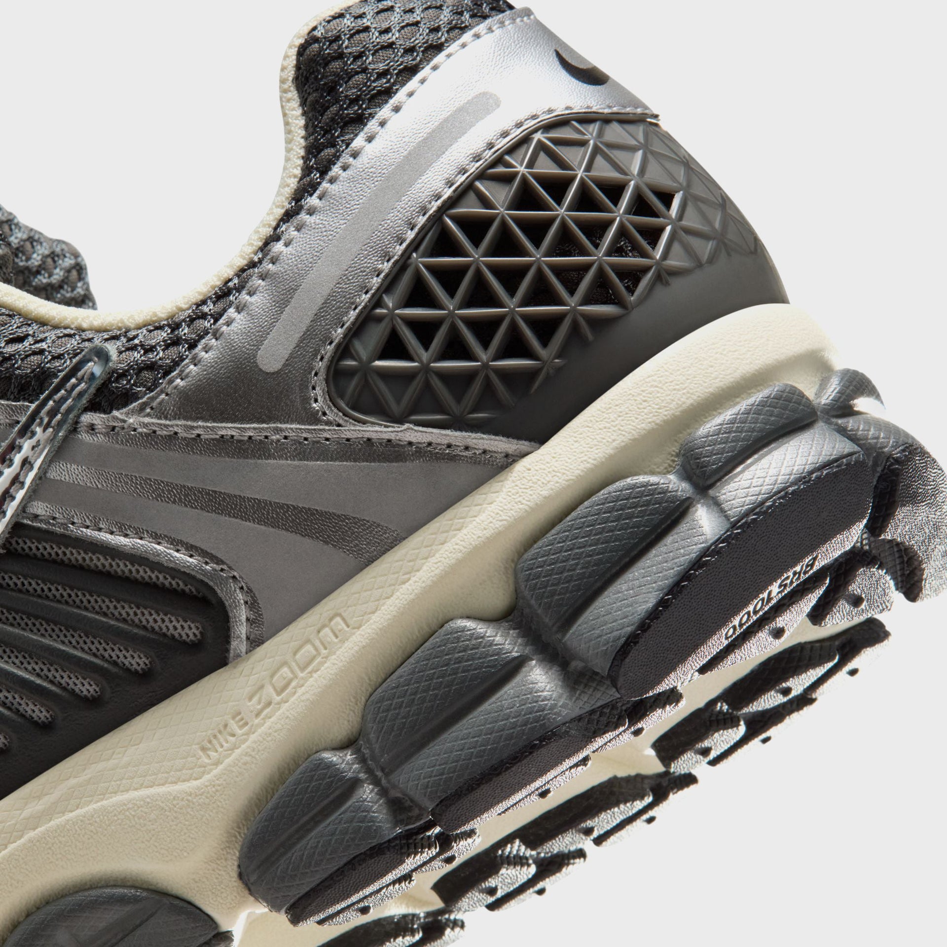 Nike Zoom Vomero 5 - Iron Grey / Chrome