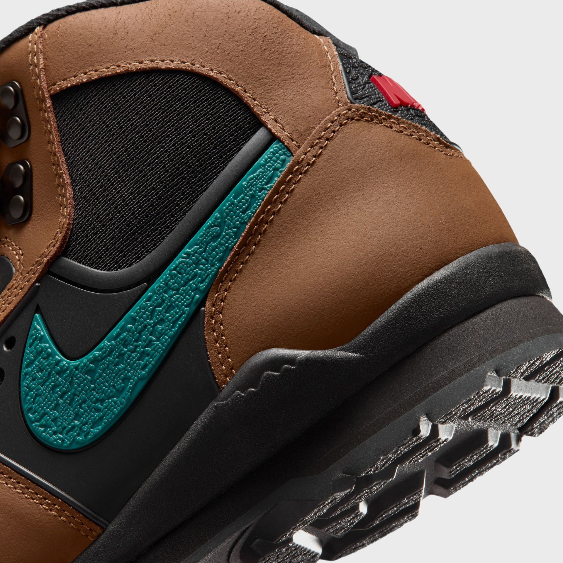 Nike Baltoro High - Light British Tan / Geode Teal / Black / University Red