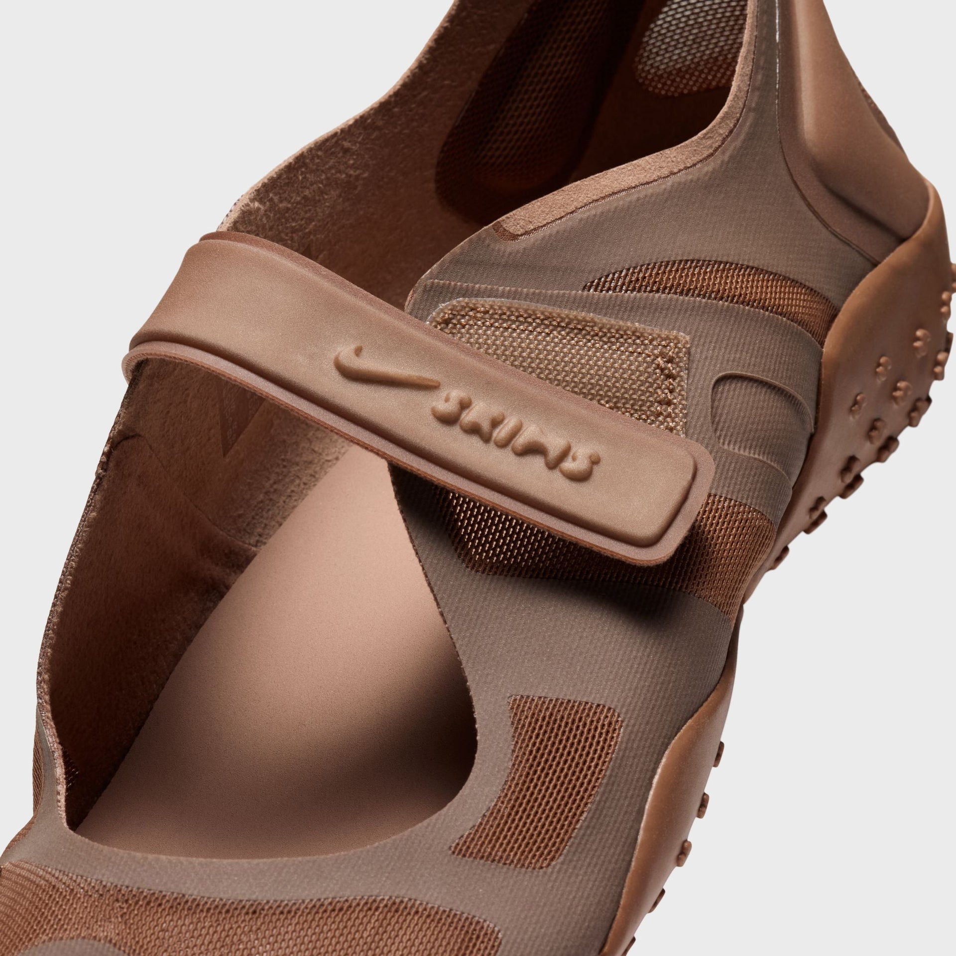 NikeSKIMS WMNS Rift Mesh - Archaeo Brown / Infinite Sable / Desert Dust