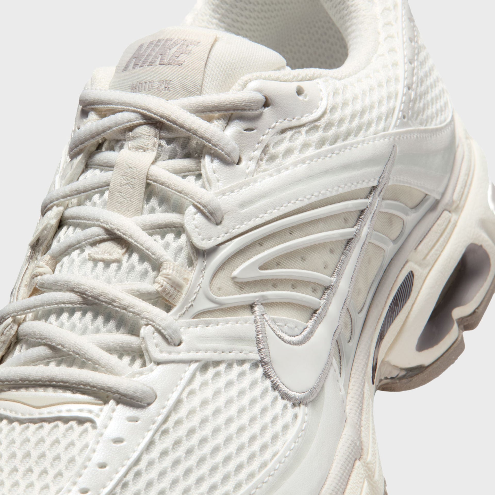 Nike WMNS Air Max Moto 2K - Phantom / Light Bone / Sail / Metallic Summit White