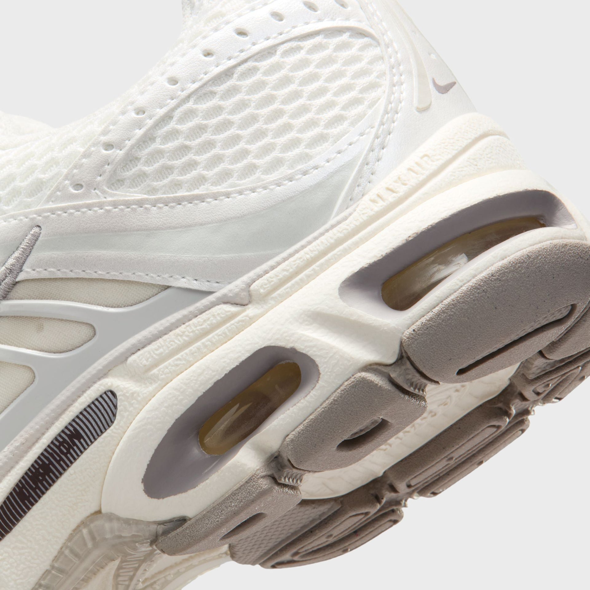 Nike WMNS Air Max Moto 2K - Phantom / Light Bone / Sail / Metallic Summit White