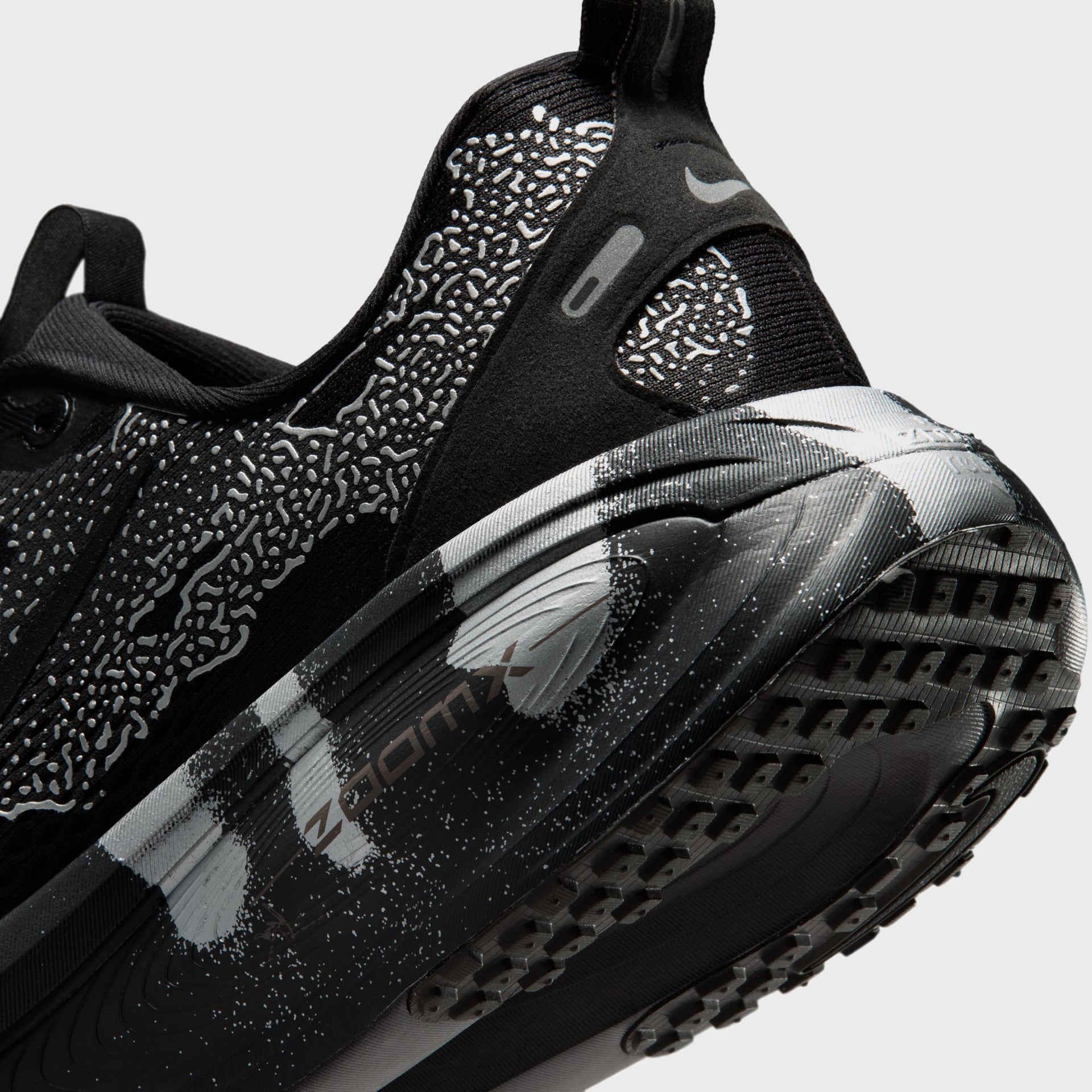 Nike Vomero 18 - Iron Grey / Light Smoke Grey / Black