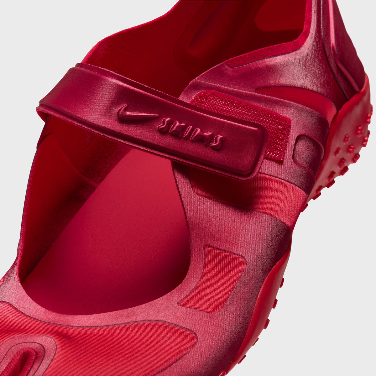 NikeSKIMS WMNS Rift Satin - University Red