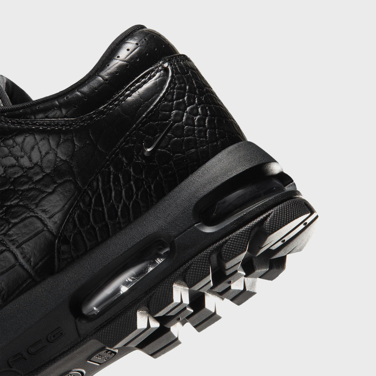 Close-up of Nike Air Max Goadome Low black heel with Swoosh, visible Air unit and lugged sole