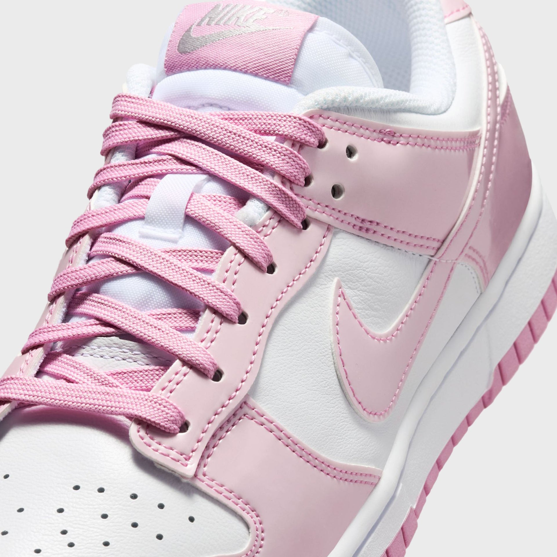 Nike WMNS Dunk Low SE - White / Metallic Silver / Pink Rise