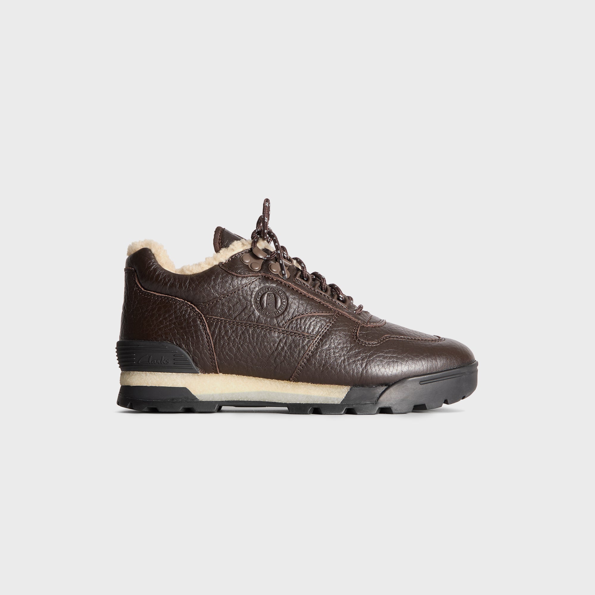 コラット様 8th St by Ronnie Fieg for Clarks Originals Laddow - Coffee – Kith