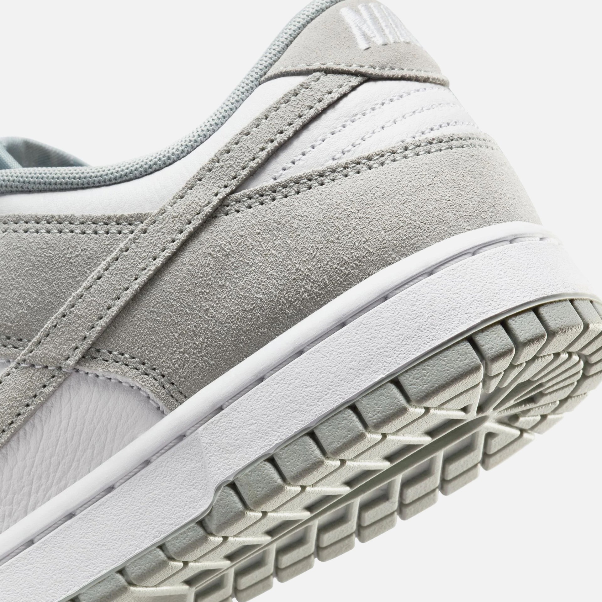 Nike Dunk Low Retro SE - White / Light Pumice