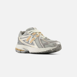 New Balance GS 1906 - Silver Metallic / Peach