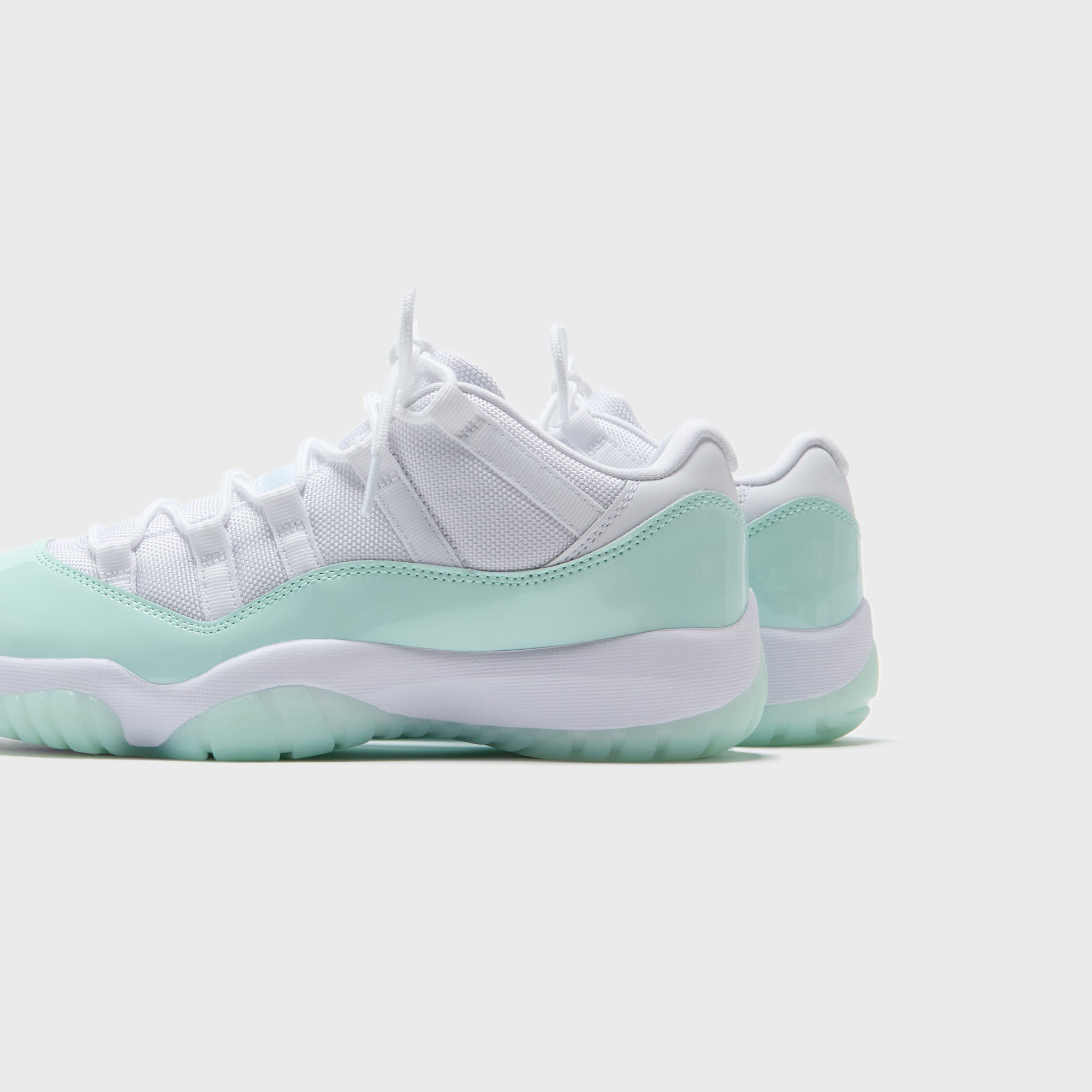 NIKE AIR JORDAN 11 RETRO LOW ホワイト/ネイビー Air Jordan 11 Retro Low 'White & University Blue'. Nike SNKRS