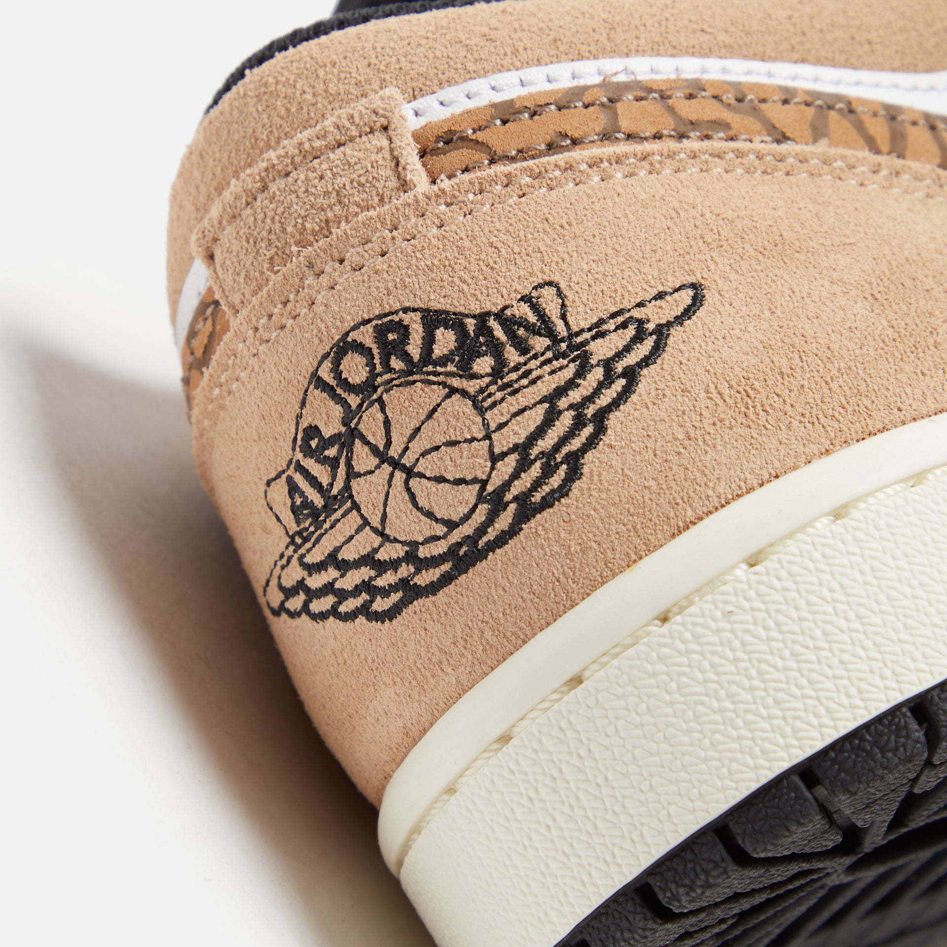 Nike Air Jordan 1 Low SE -  Hemp / Metallic Gold / White / Light British Tan