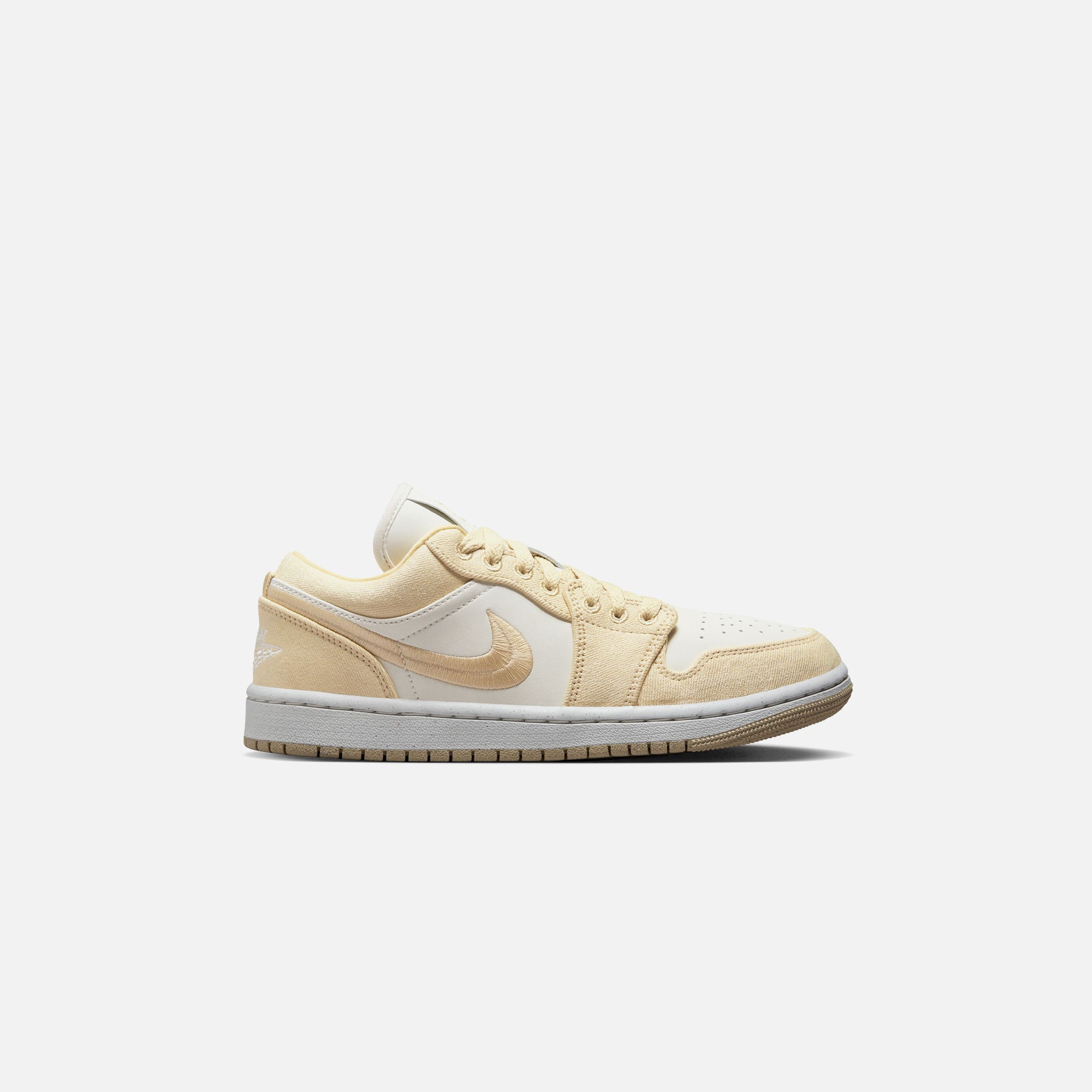 Nike 27 clearance cream and gold