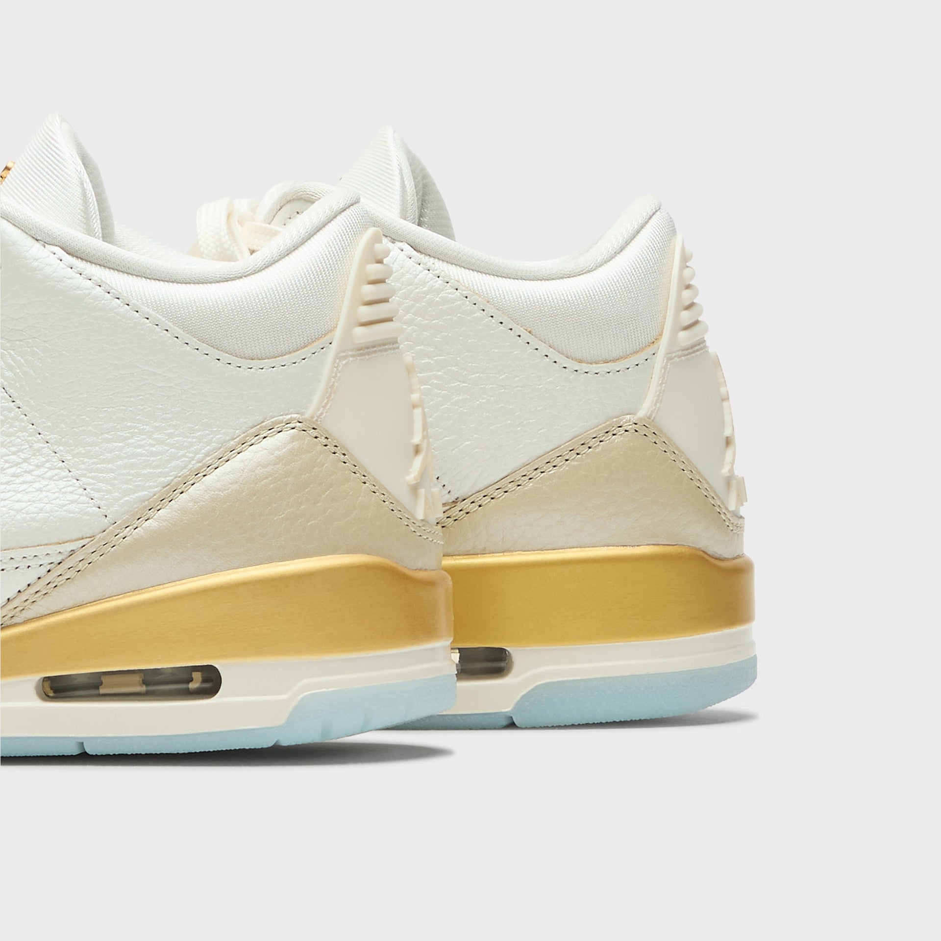 Jordan WMNS Air Jordan 3 Retro - Champion Sail / Team Gold / Pale Ivory / Metallic Gold / Ice