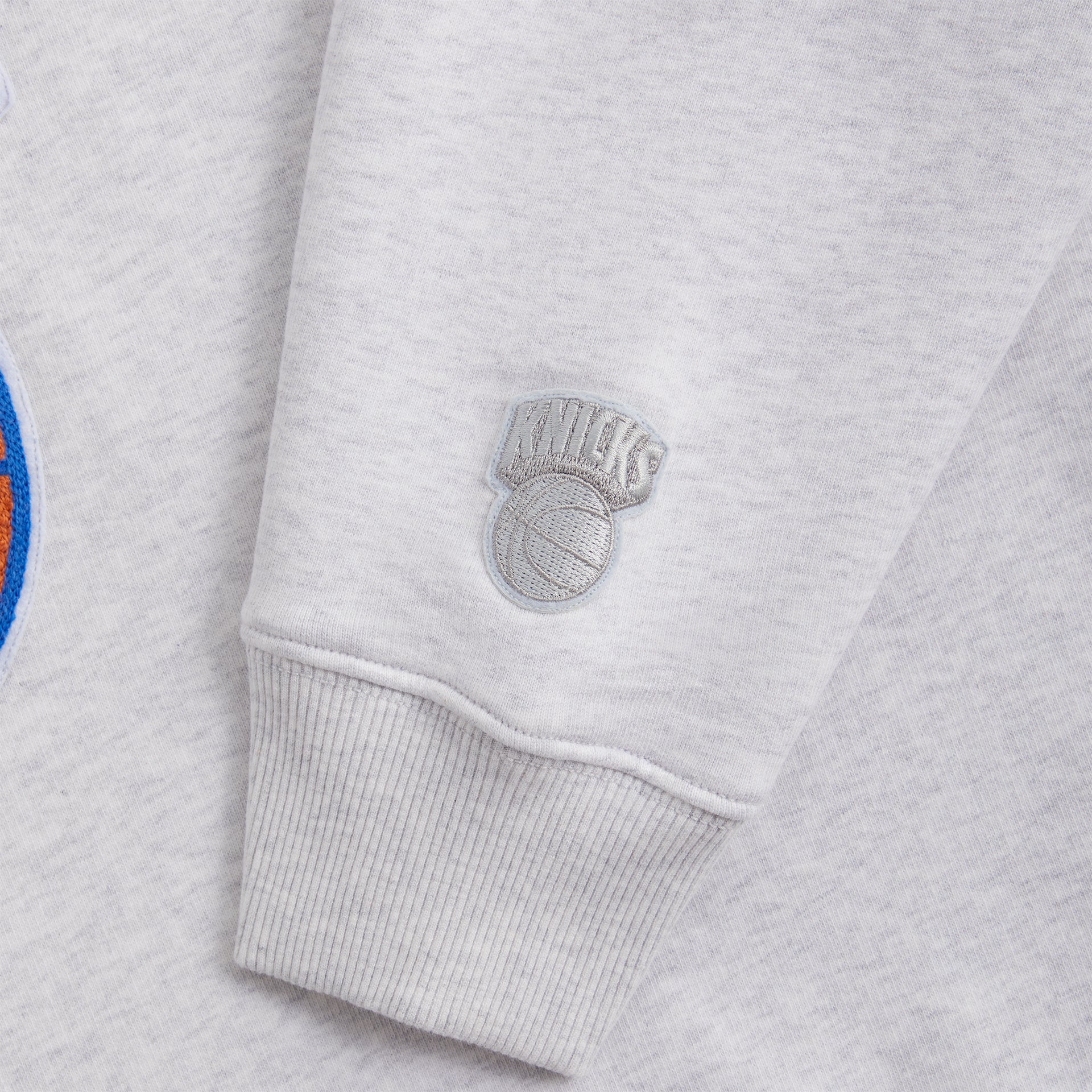 Kith for the New York Knicks Retro NY Nelson Crewneck - Light Heather Grey