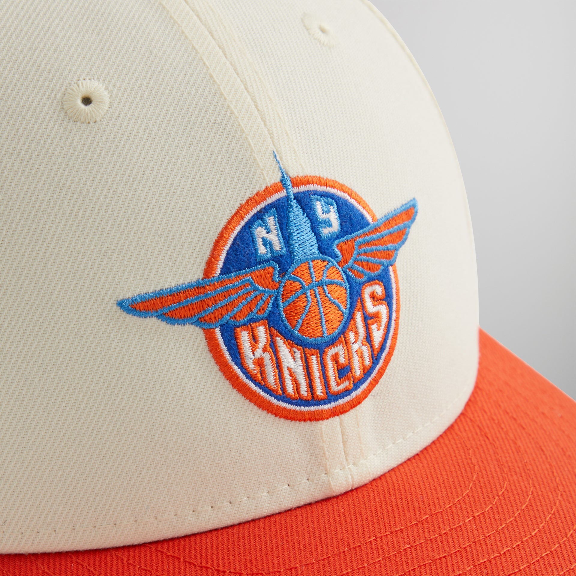 Kith & New Era for the New York Knicks Wings Logo Low Profile 59FIFTY Fitted - Sandrift