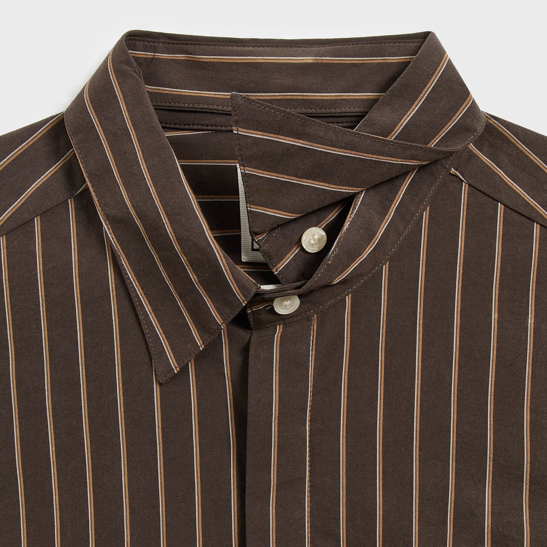 &Kin Nico shirt collar detail, brown poplin spread collar with mother-of-pearl button