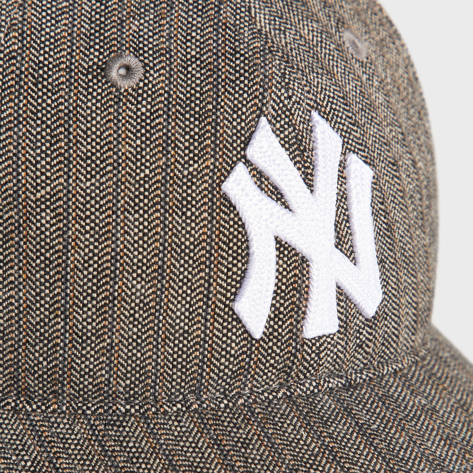 Close-up of the embroidered white NY Yankees logo on the Kith & '47 Franchise LS Cap in Apocalypse