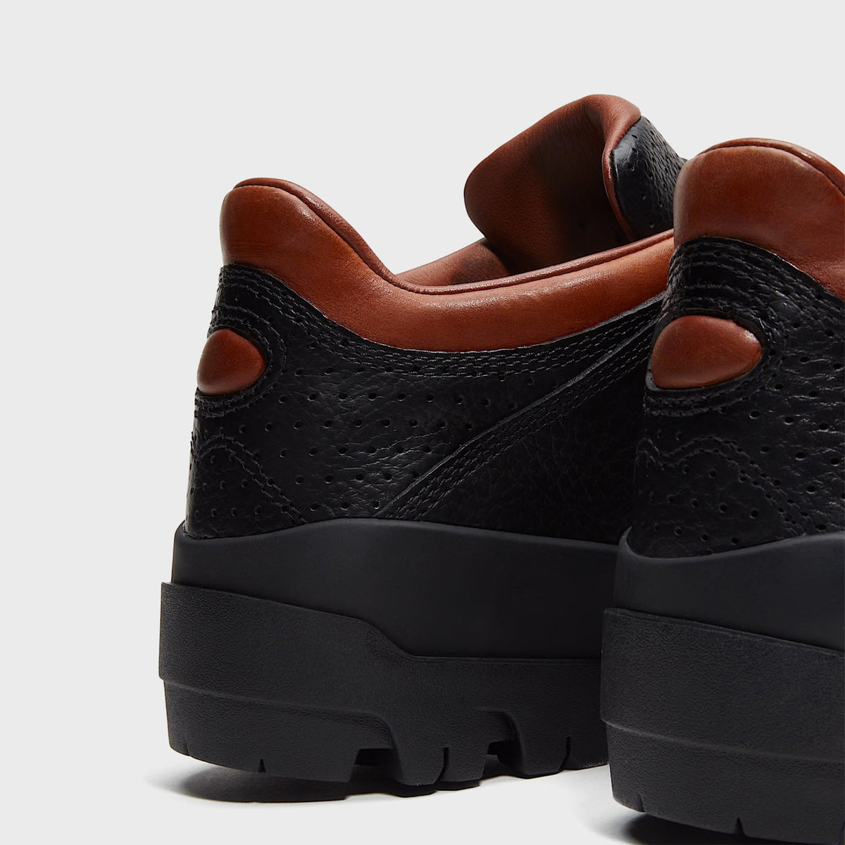 Timberland World Hiker Low with GORE-TEX Membrane - Black Full-Grain / Rust