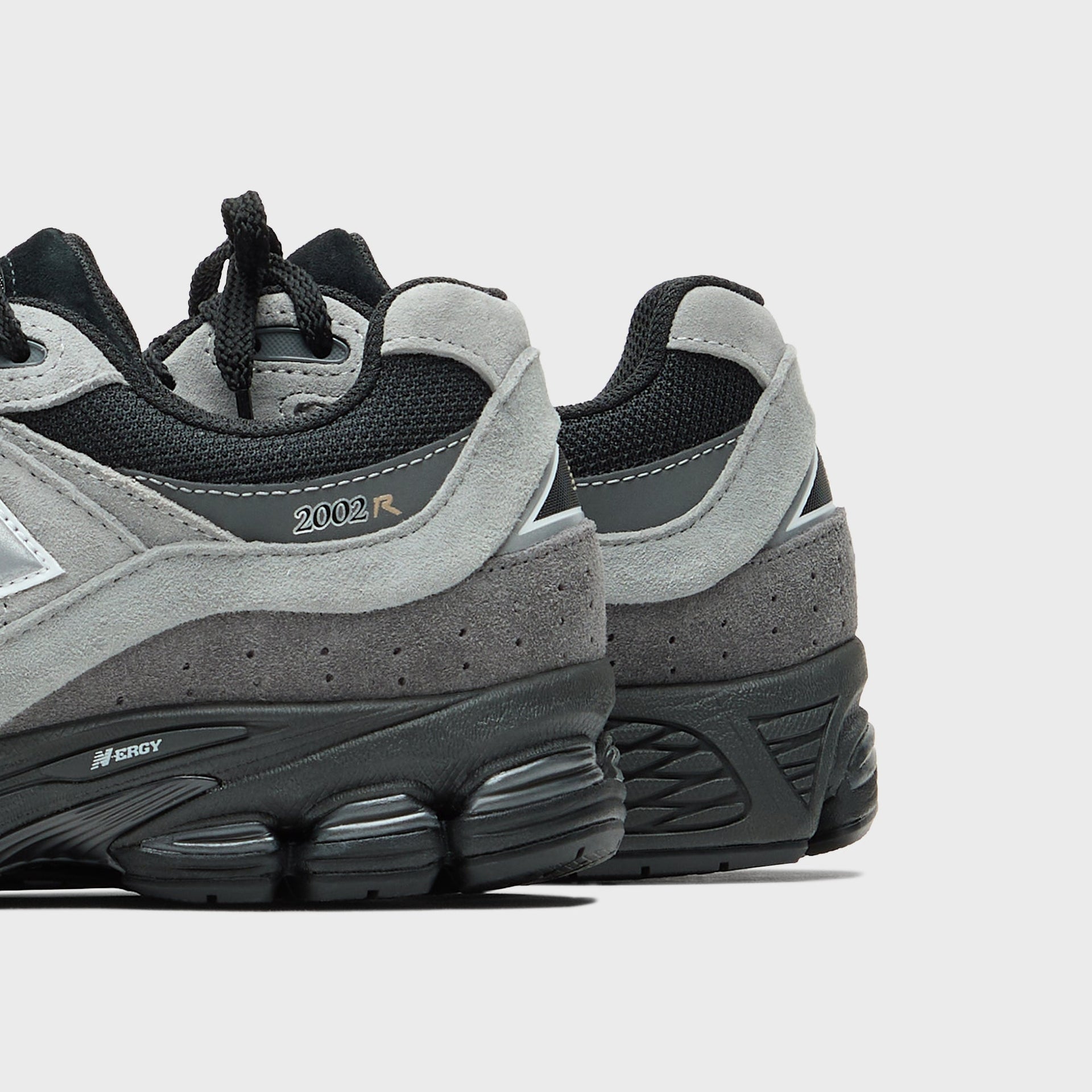 New Balance 2002R - Black / Silver Metallic