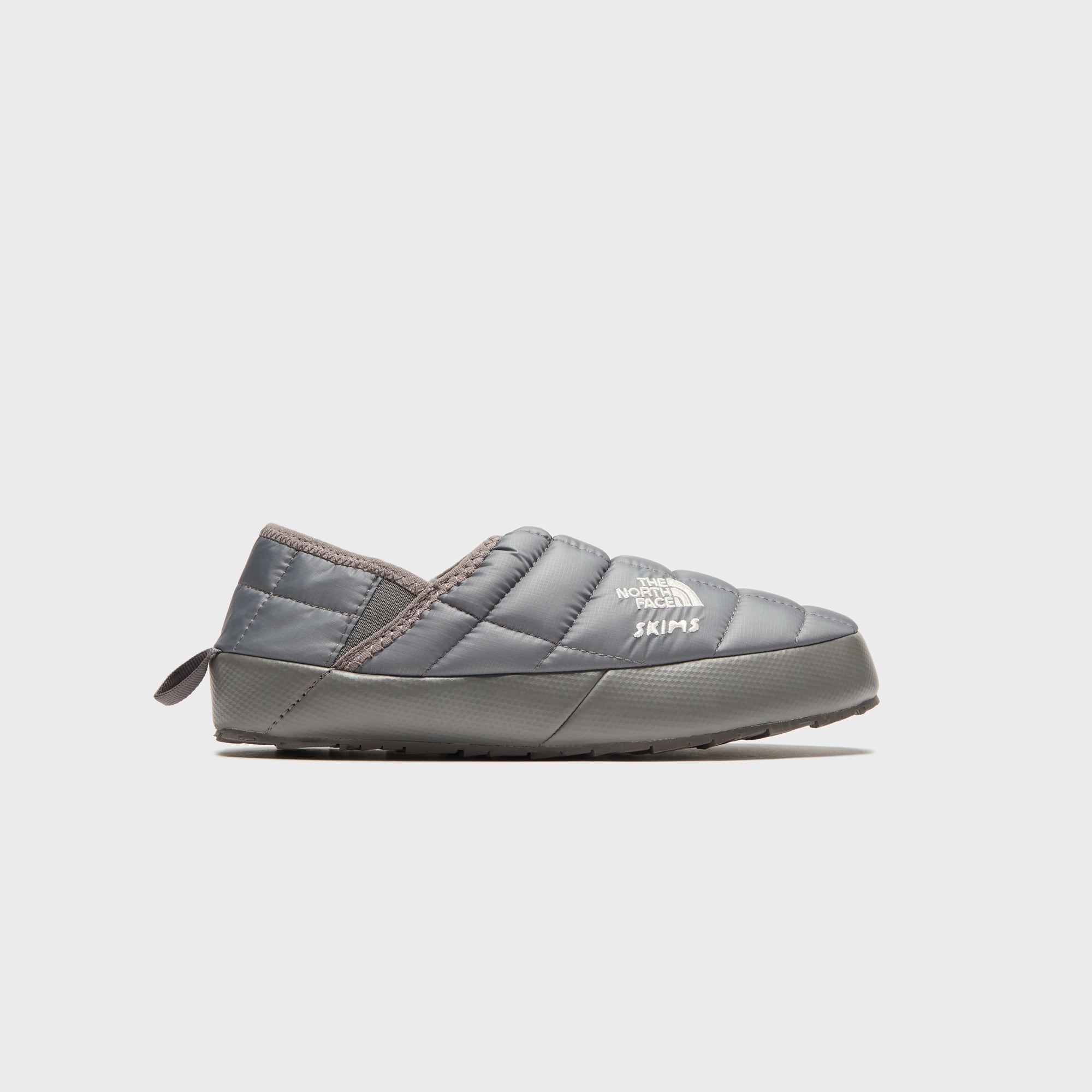 入手困難　ノースフェイス × SKIMS サーモボール ミュール 24センチ The North Face x SKIMS WMNS Thermoball Traction Mule V - Gunmetal