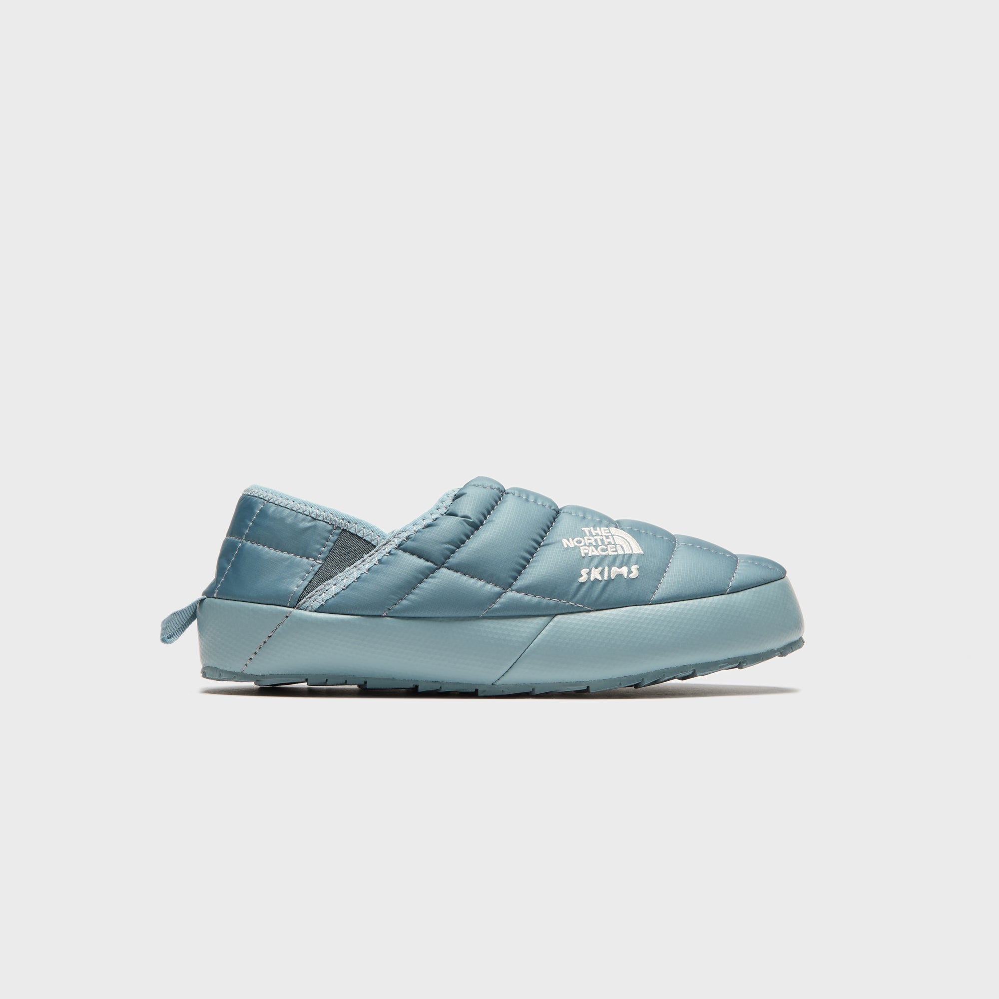 The North Face x SKIMS WMNS Thermoball Traction Mule V - Kyanite
