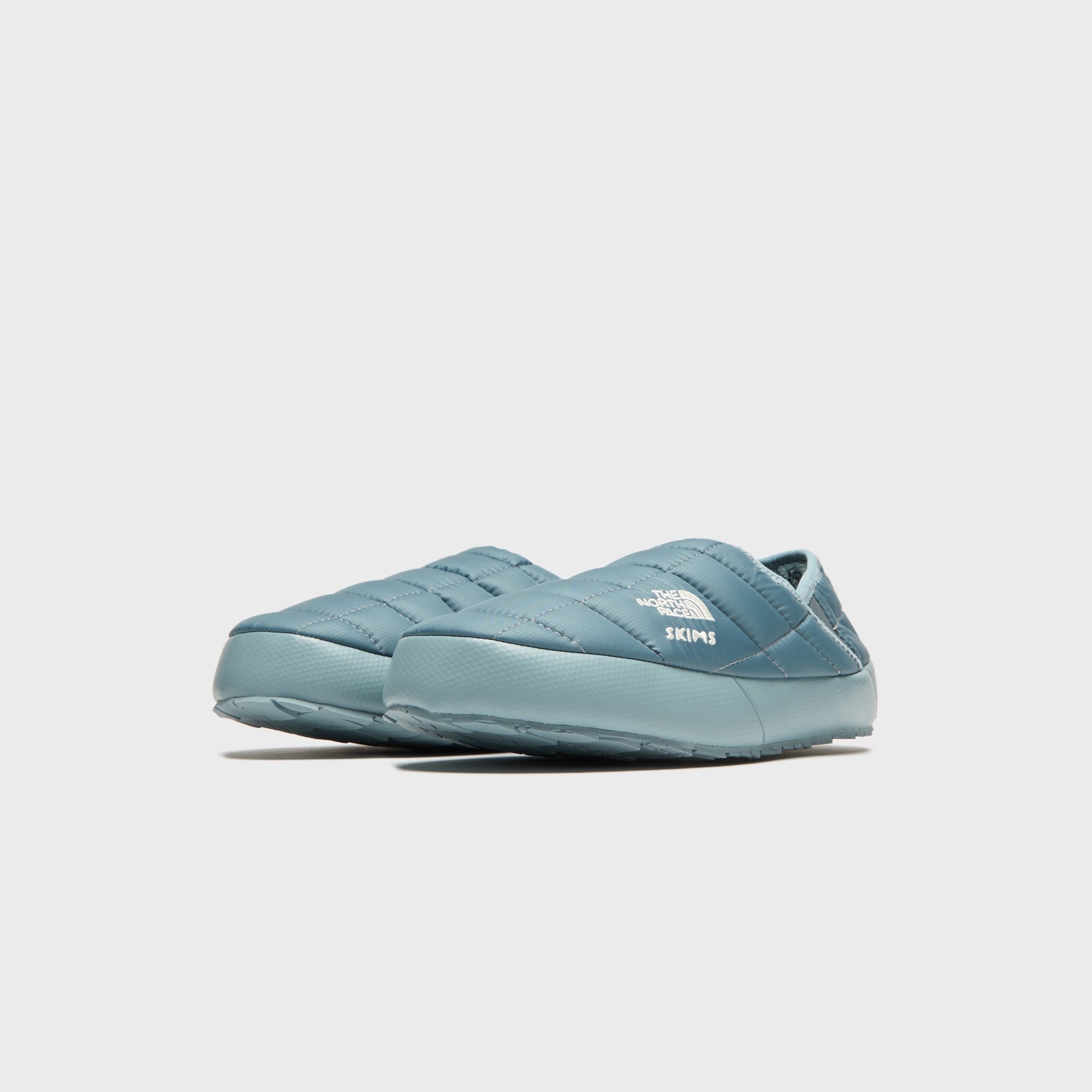 The North Face x SKIMS WMNS Thermoball Traction Mule V - Kyanite