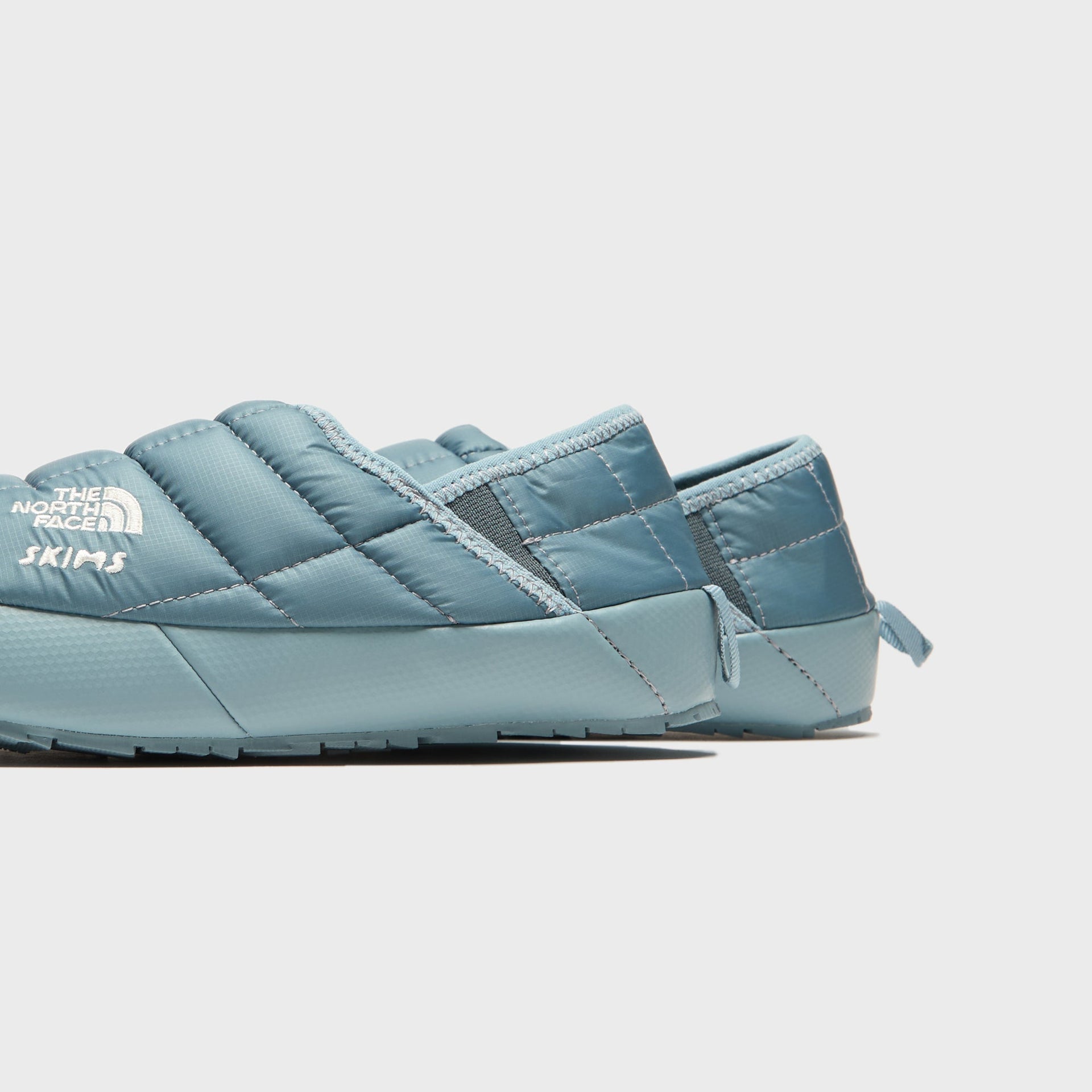 The North Face x SKIMS WMNS Thermoball Traction Mule V - Kyanite