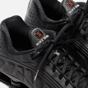Nike WMNS Shox R4 - Black / Black / Max Orange – Kith