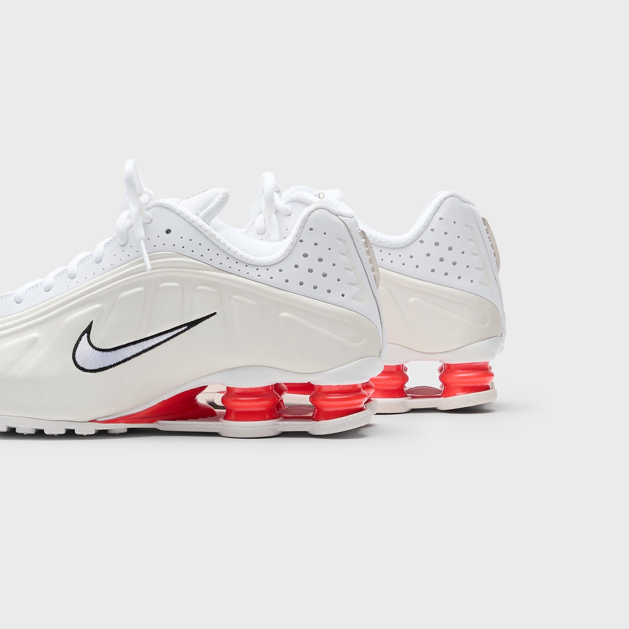 Nike Shox ホワイト/レッド 24 Nike Shox R4 sneakers in white and red | ASOS