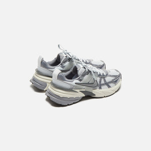 Nike WMNS V2K Run - Pure Platinum / Metallic Cool Grey