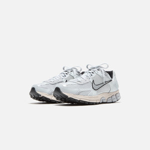 Nike WMNS Zoom Vomero 5 - Pure Platinum / Light Orewood Brown / Wolf Grey / Chrome