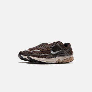 Nike WMNS Zoom Vomero 5 - Baroque Brown / Chrome / Light Orewood