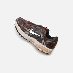 Nike WMNS Zoom Vomero 5 - Baroque Brown / Chrome / Light Orewood