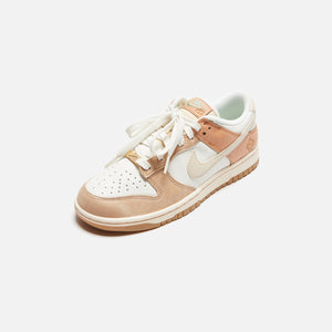 Nike WMNS Dunk Low SE - Sail / Sanddrift / Amber Brown / Hemp – Kith