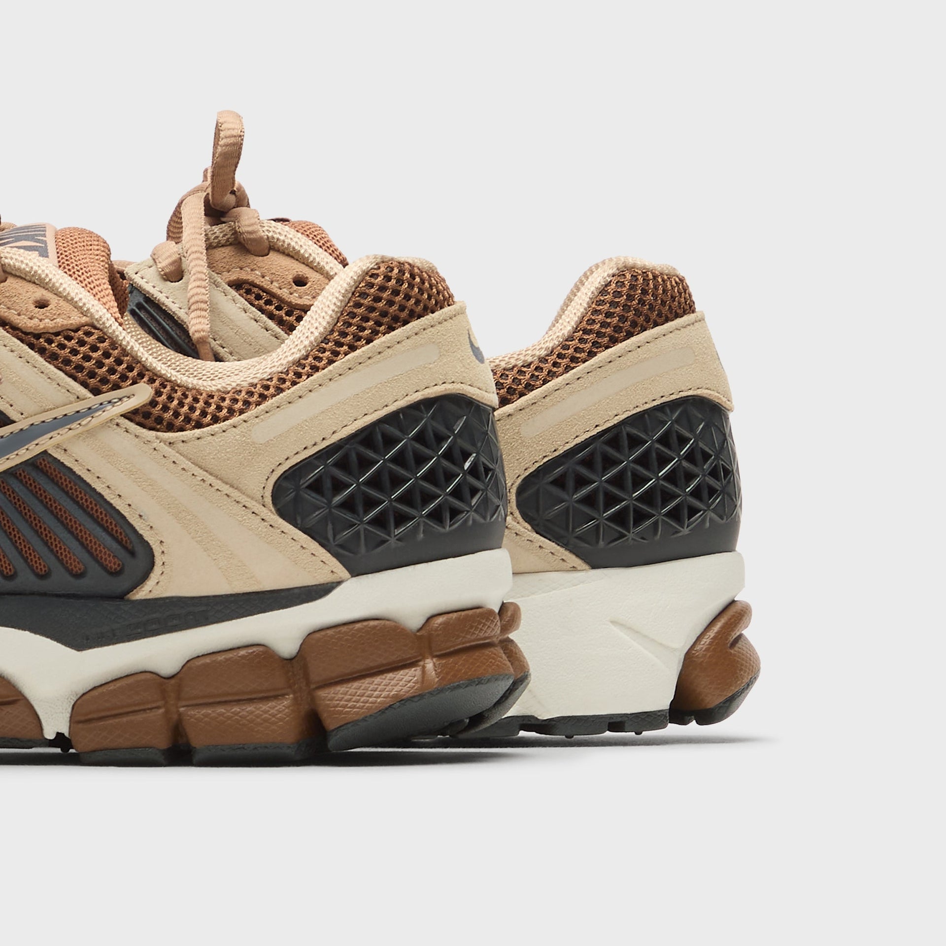 Nike Zoom Vomero 5 - Light British Tan / Dark Smoke Grey / British Khaki / Linen