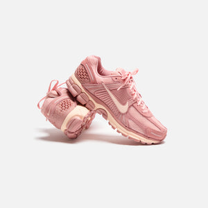 Nike WMNS Zoom Vomero 5 Sde - Red Stardust / Crimson Tint / Metallic Platinum