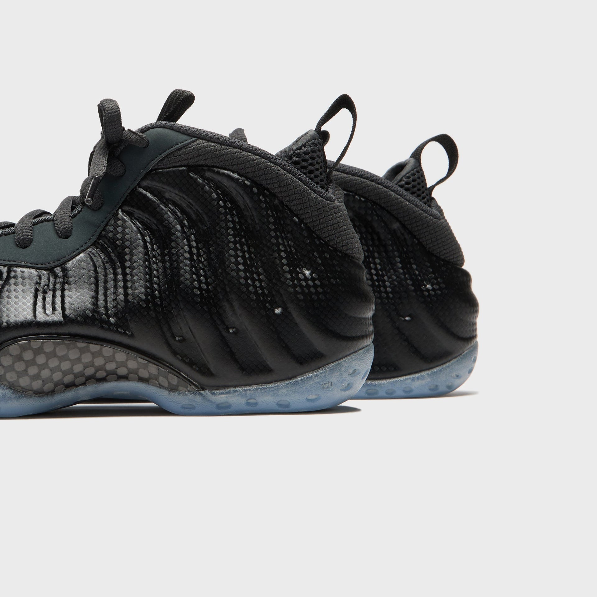 Nike Air Foamposite One - Black / Dark Smoke Grey