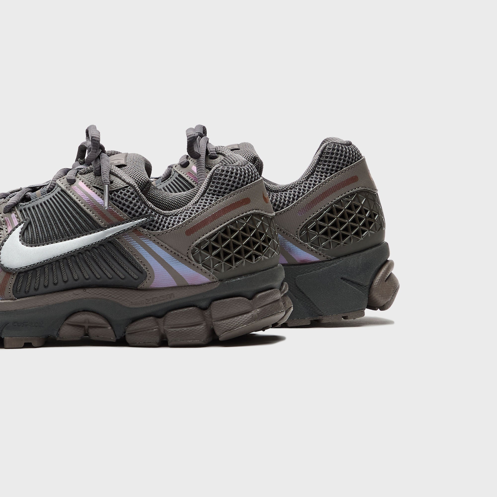 Nike Zoom Vomero 5 - Cave Stone / Metallic Silver – Kith Nike Zoom Vomero 5 - Cave Stone / Metallic Silver – Kith
