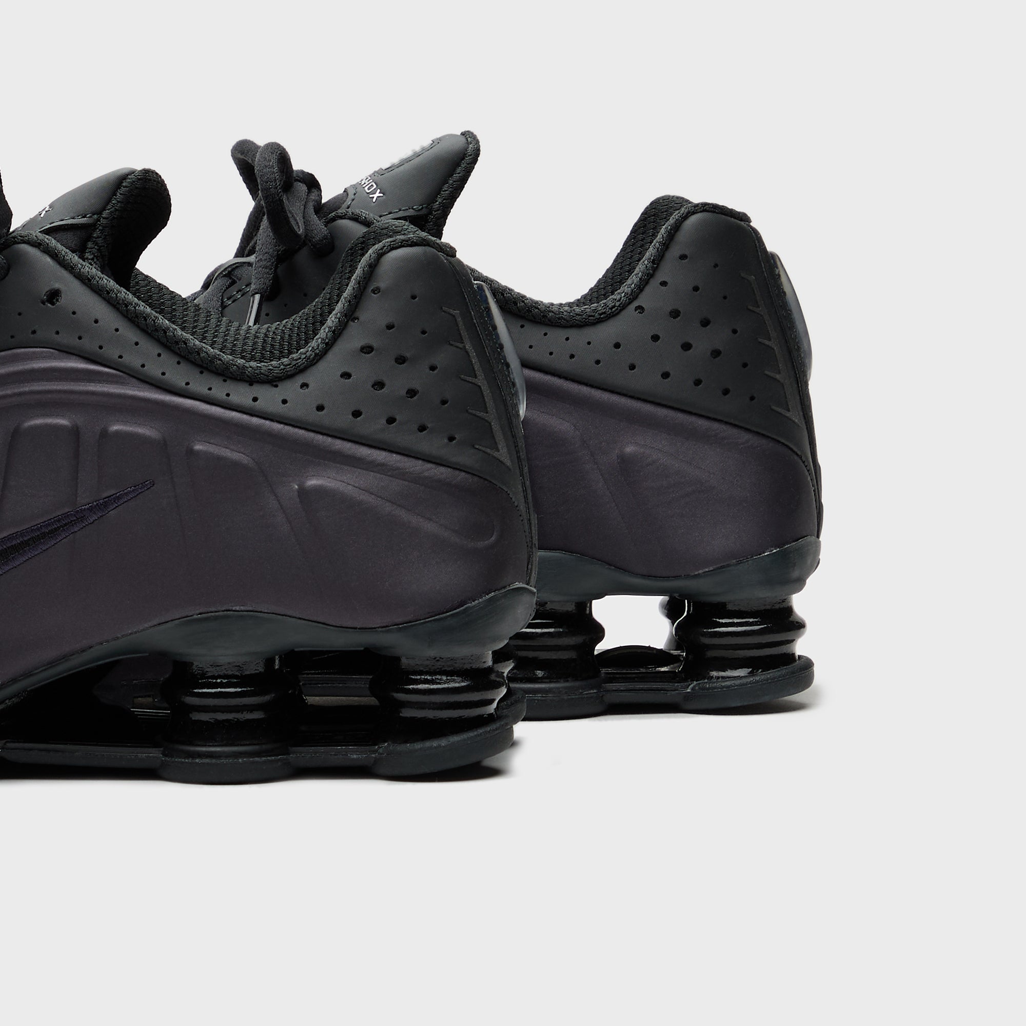 靴 Nike Shox R4 Black Nike Shox R4 Triple Black (HQ1988-001) Expeditedship | eBay