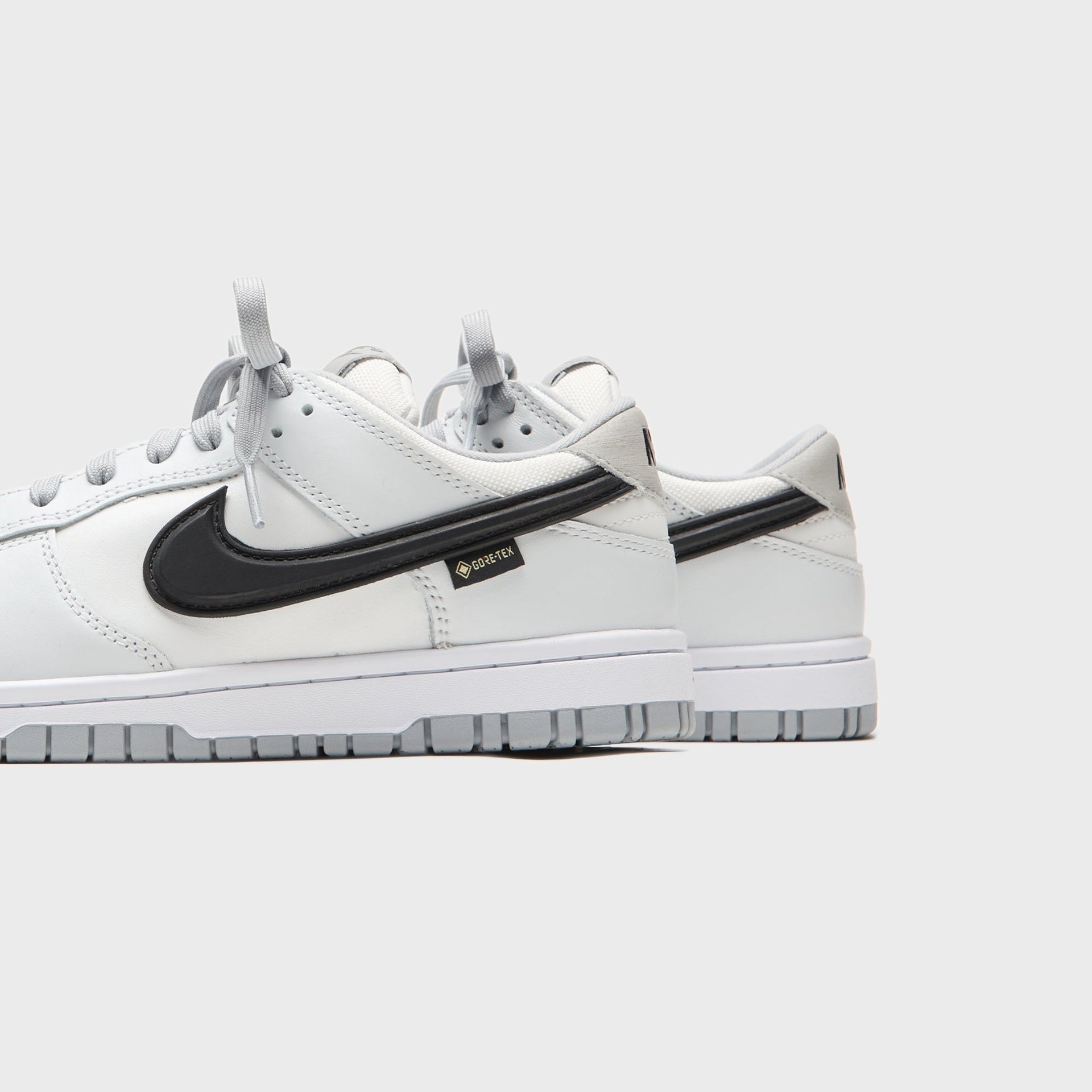 Nike Dunk Low GORE-TEX - Summit White / Black / Light Smoke Grey / Off White
