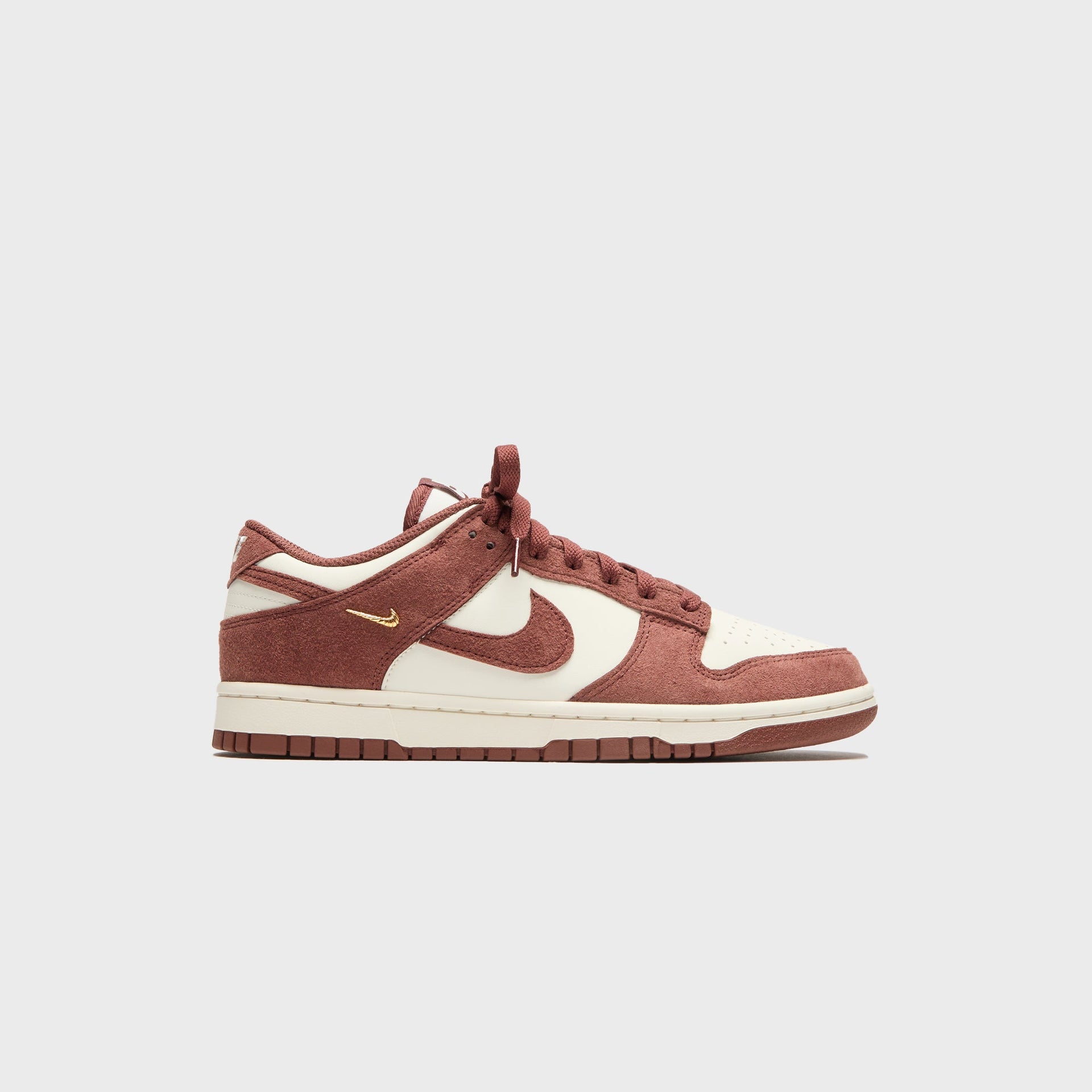 Nike WMNS Dunk Low - Sail / Red Sepia / Metallic Gold