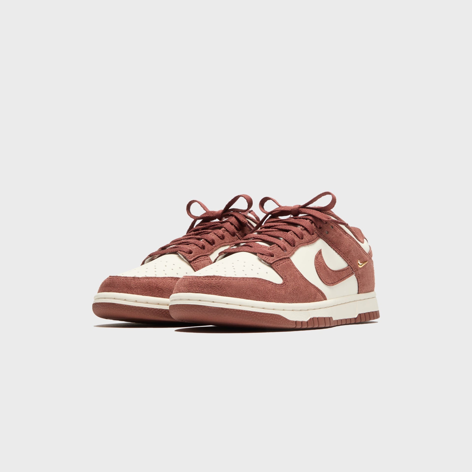 Nike WMNS Dunk Low - Sail / Red Sepia / Metallic Gold