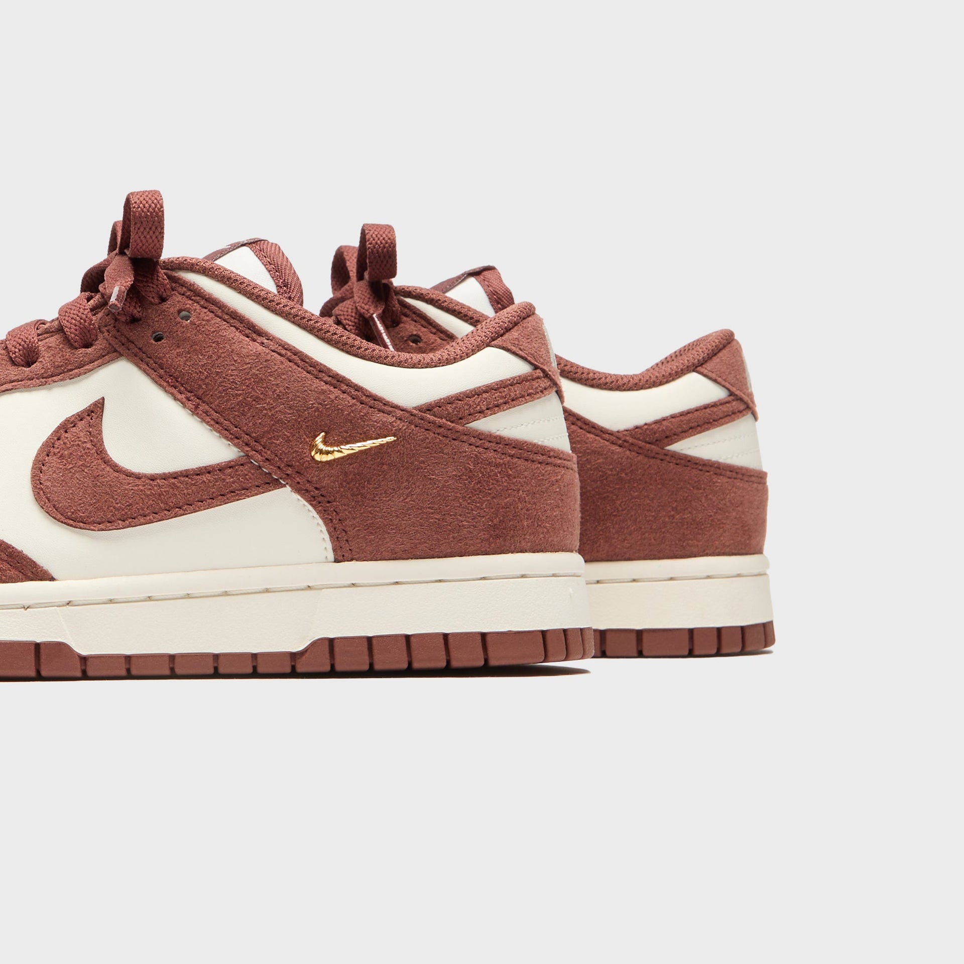 Nike WMNS Dunk Low - Sail / Red Sepia / Metallic Gold