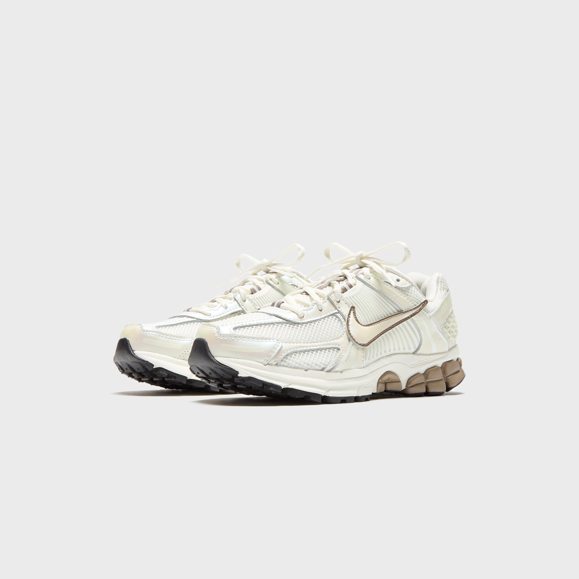 Nike WMNS Zoom Vomero 5 - Sail / Mink Brown / Black – Kith