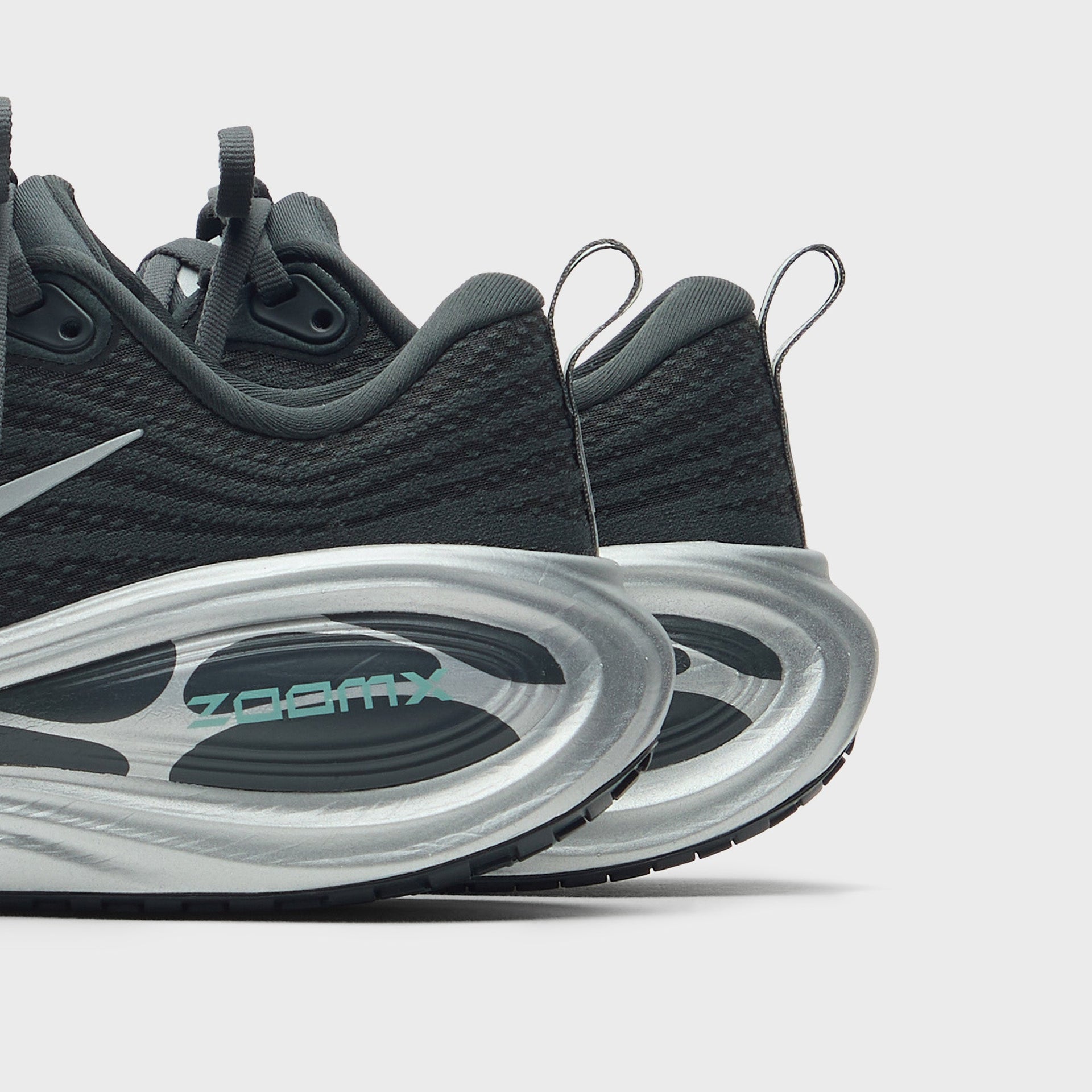 Nike Vomero Plus Anthracite - Reflect Silver / Cannon White