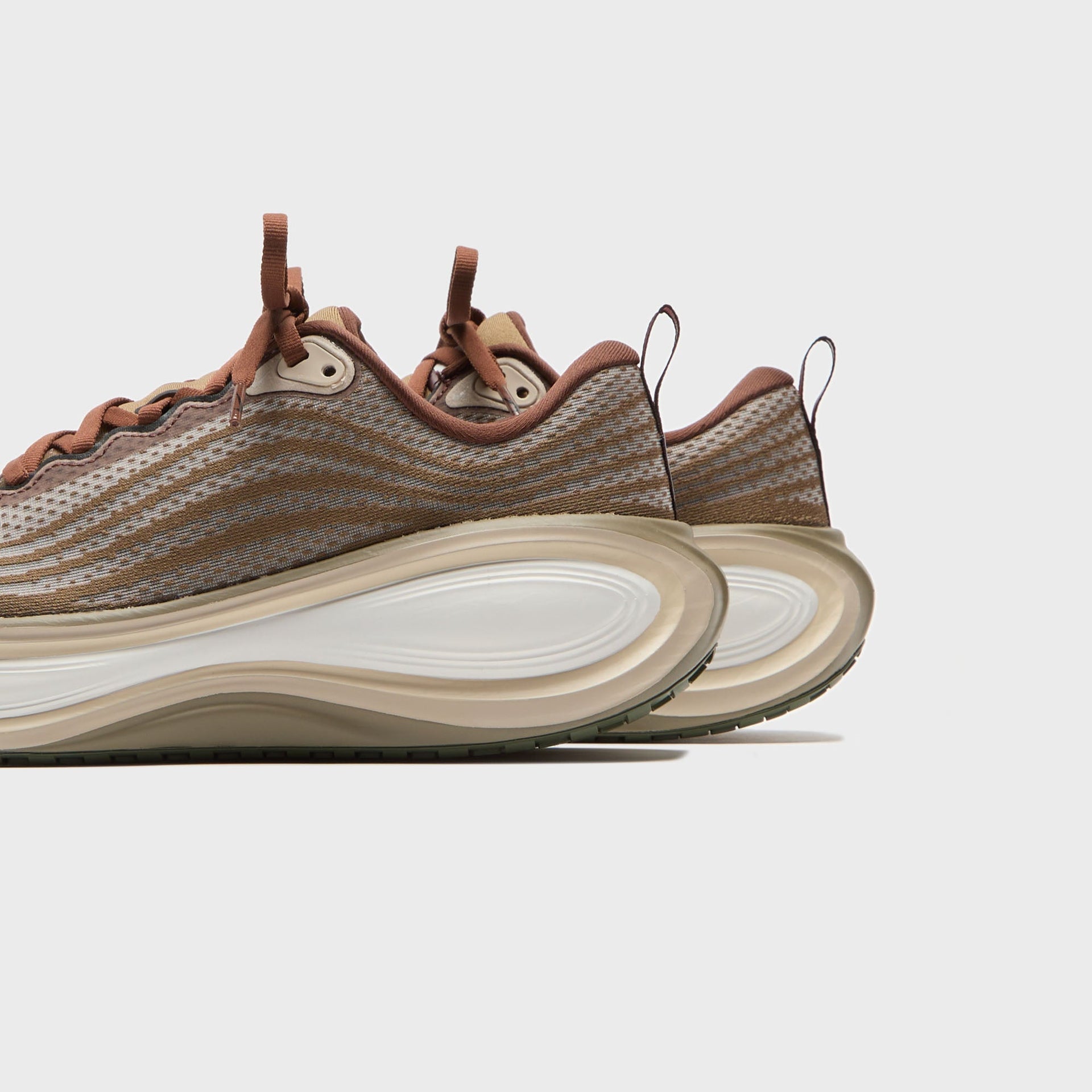 NIKE Vomero Plus - Off Noir / Pecan / Phantom / Natural