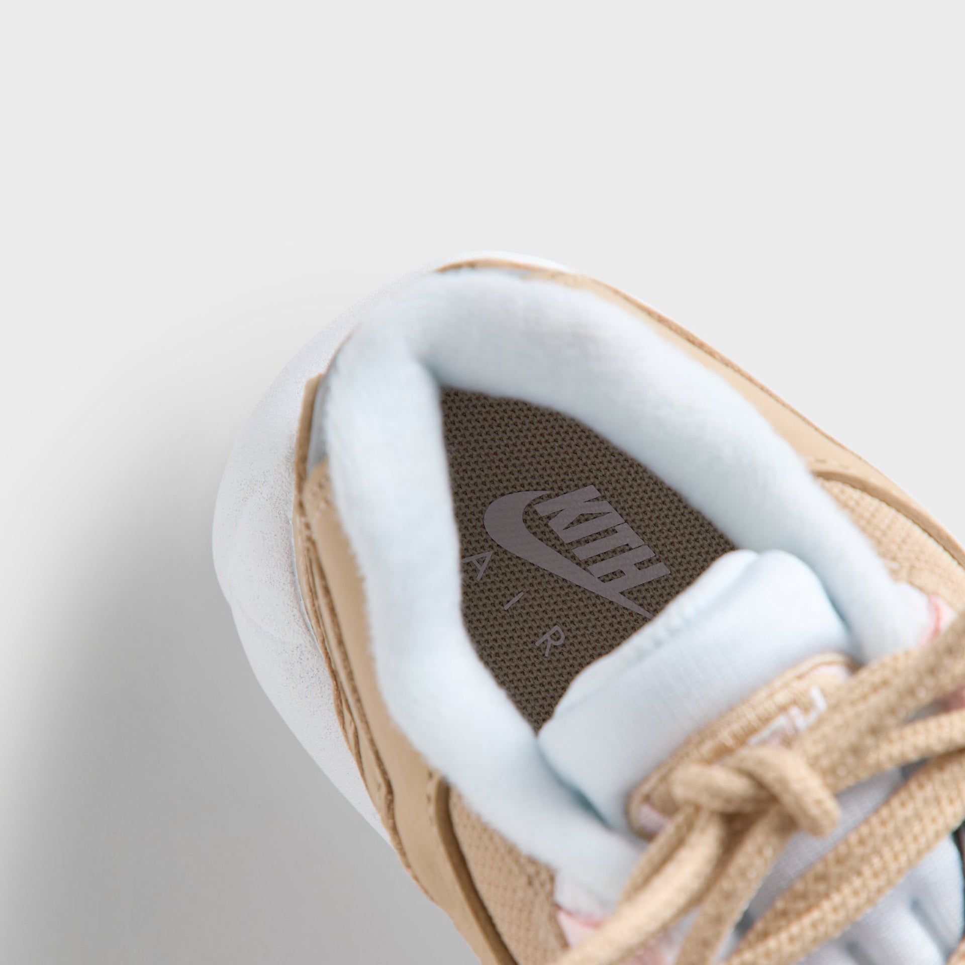Footbed of the Kith Kids x Nike PS Air Max 95 Linen with Kith insole branding and blue lining