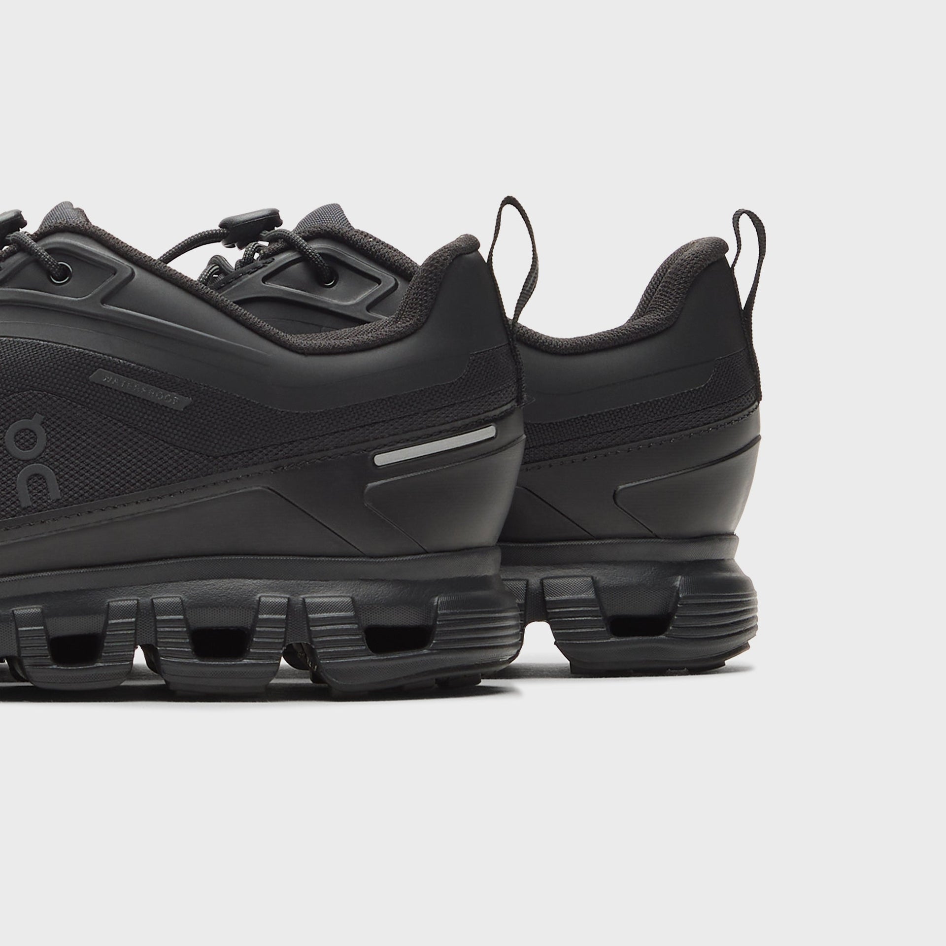 On Running Cloud 6 - Black / Black