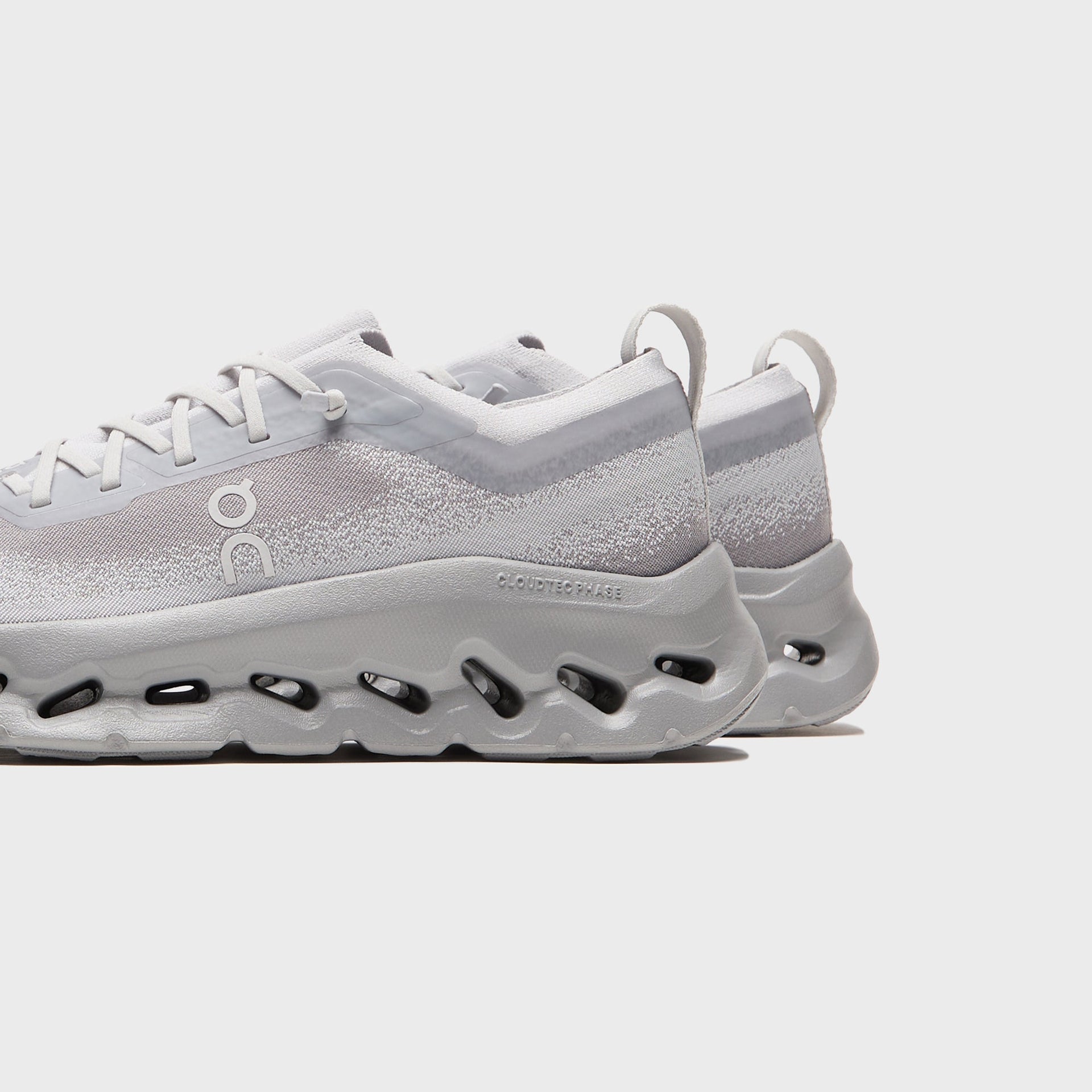 On Running WMNS Cloudtilt Moon - Wolf / Alloy