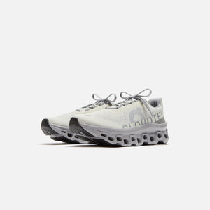 On Rondos running Cloudmonster - Undyed White / White