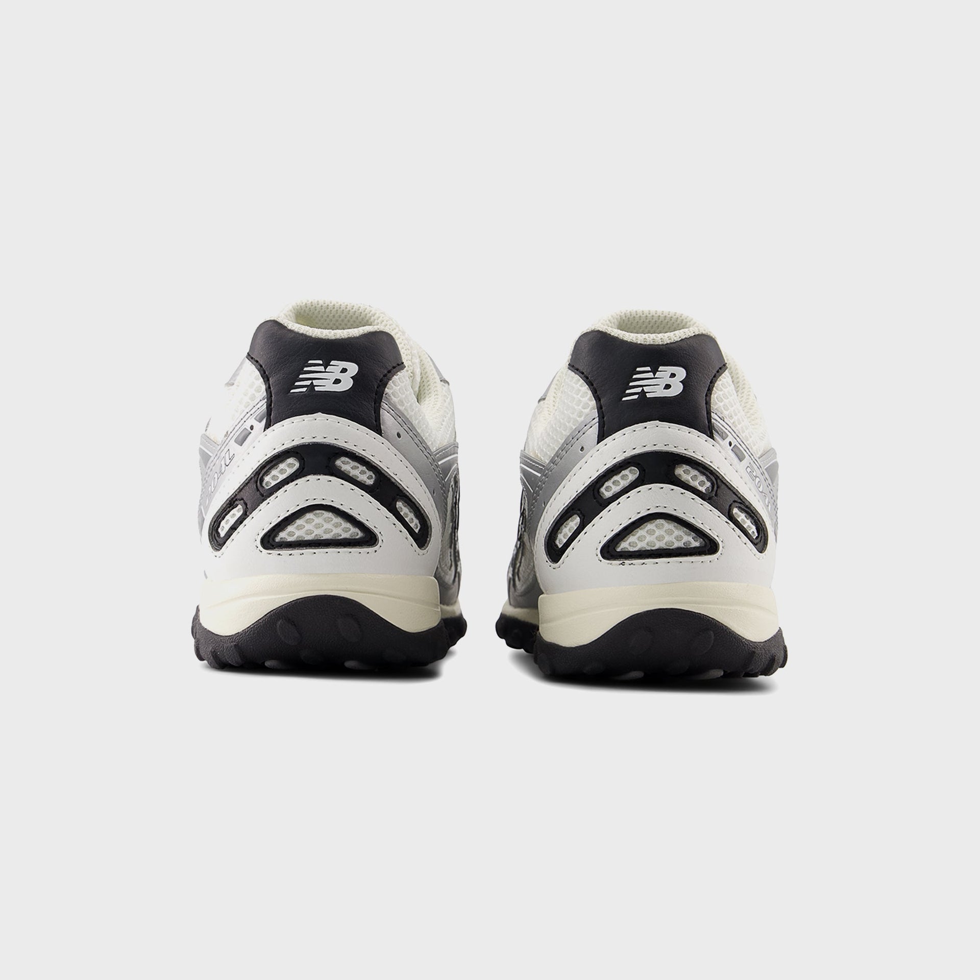 New Balance 204L - Silver Metallic / Black